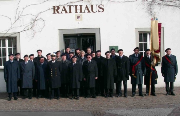 Kameraden stellen sich mit neuem Barett vor